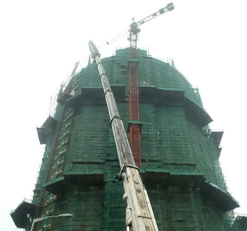 太平吊车在工地上作业
